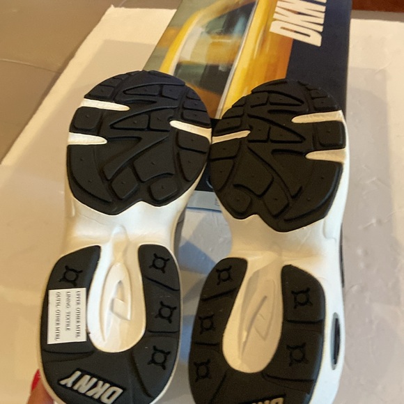 DKNY runner tennis shoes. Size 6 1/2. - Picture 4 of 5